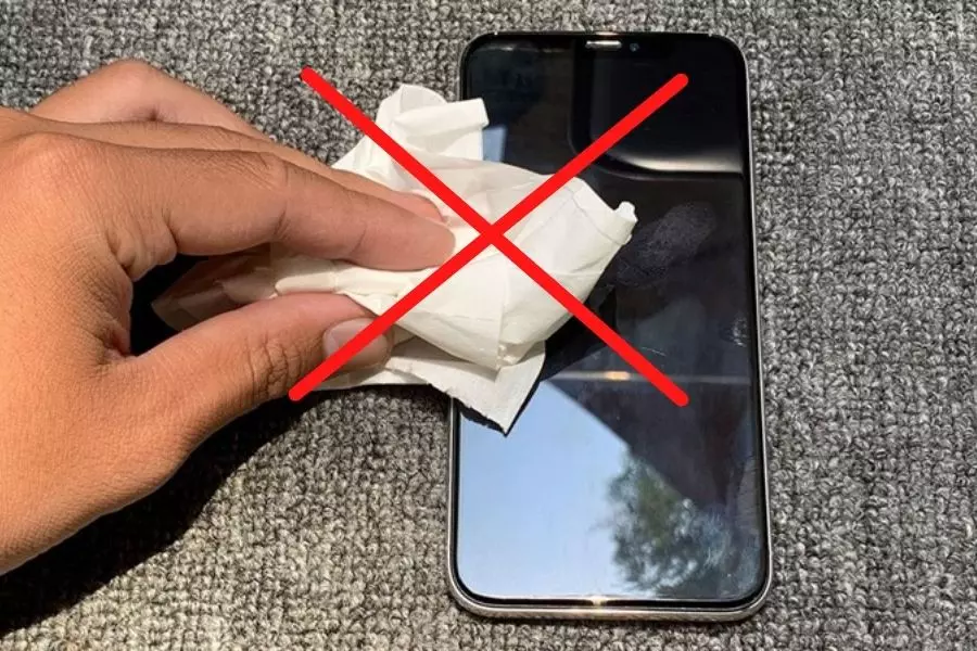 Không dùng khăn giấy lau màn hình điện thoại