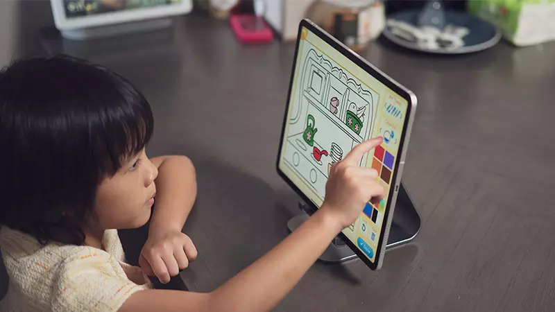 Máy tính bảng giúp trẻ em học online, giải trí