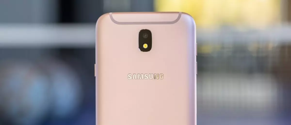 Tải bộ hình nền stock của điện thoại Samsung Galaxy J7 Max