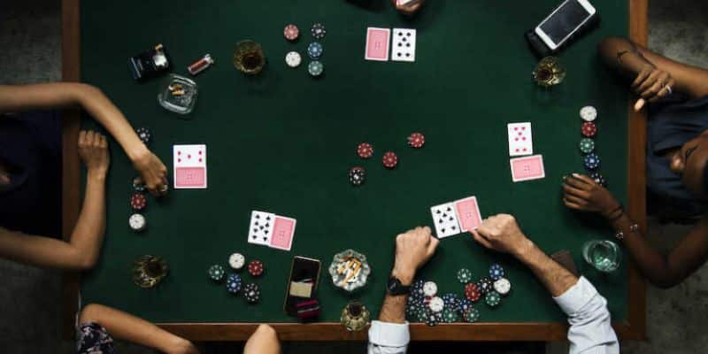 Quan sát cách chơi Poker của đối thủ là lựa chọn khôn ngoan